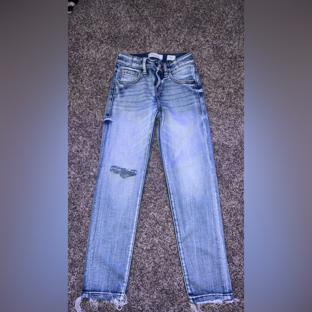 Girls, kancan mom jeans size 7, new with no tags.